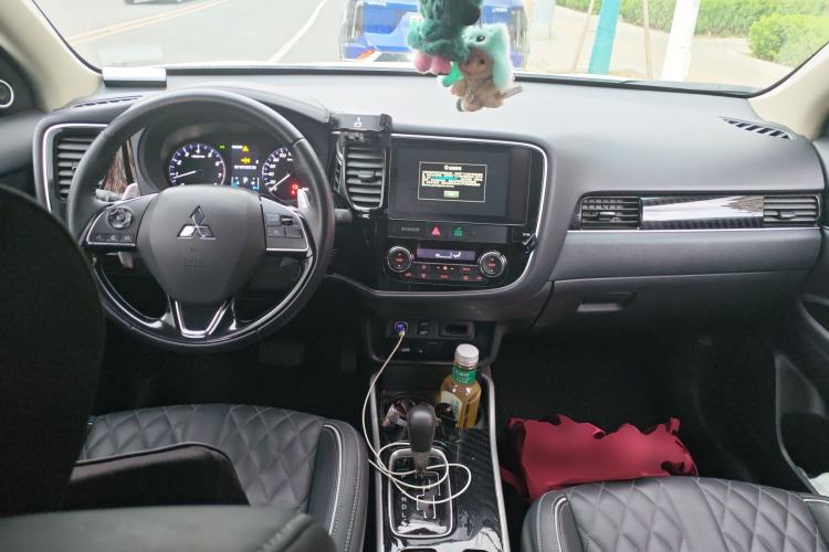 Used Mitsubishi Outlander 2021 2.4L 4x4 Comfort Edition 5 Seats Center Console