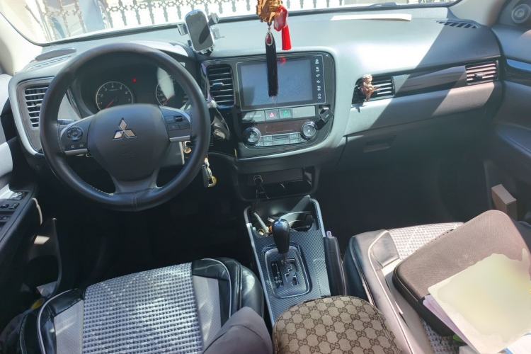 Used Mitsubishi Outlander 2021 2.0L Two-Wheel Drive Comfort Edition 5 Seats Center Console