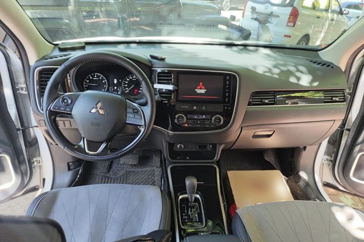 Used Mitsubishi Outlander 2021 2.0L Two-Wheel Drive Comfort Edition 5 Seats Center Console