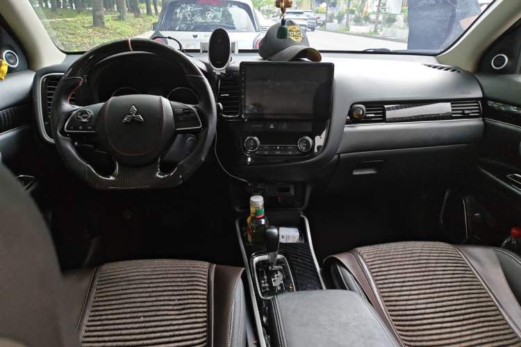 Used Mitsubishi Outlander 2021 Revised Version 2.0L Two-Wheel Drive Comfort Edition 7 Seats Center Console