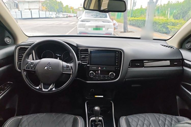 Used Mitsubishi Outlander 2021 2.0L Two-Wheel Drive Comfort Edition 5 Seats Center Console