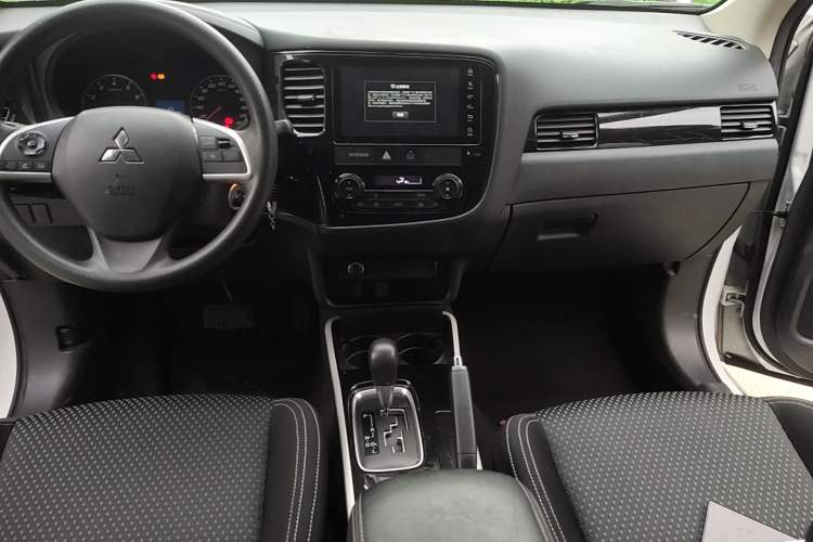 Used Mitsubishi Outlander 2021 2.0L Two-Wheel Drive Comfort Edition 5 Seats Center Console