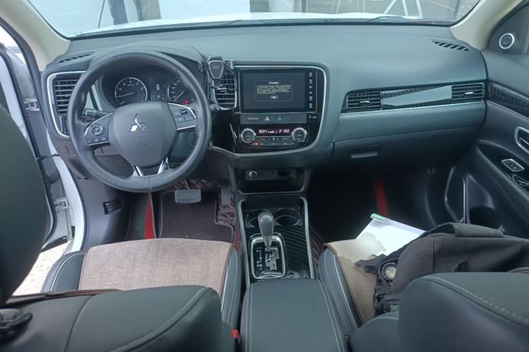 Used Mitsubishi Outlander 2021 2.0L Two-Wheel Drive Comfort Edition 7 Seats Center Console