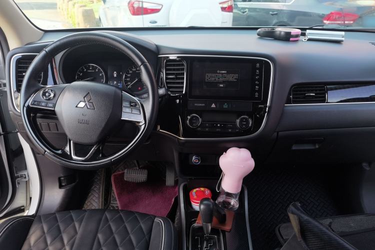 Used Mitsubishi Outlander 2021 2.0L Two-Wheel Drive Comfort Edition 7 Seats Center Console
