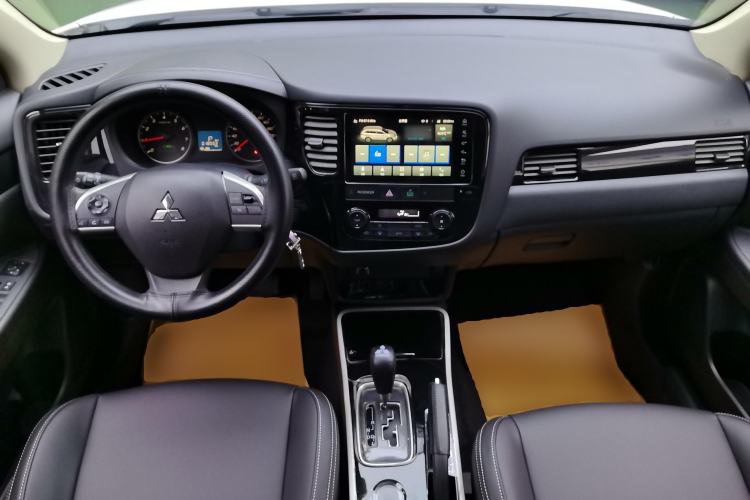Used Mitsubishi Outlander 2021 Revised Version 2.0L Two-Wheel Drive Comfort Edition 5 Seats Center Console
