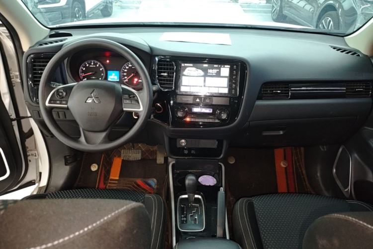 Used Mitsubishi Outlander 2021 Revised Version 2.0L Two-Wheel Drive Comfort Edition 5 Seats Center Console