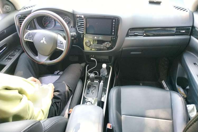 Used Mitsubishi Outlander 2021 2.0L Two-Wheel Drive Comfort Edition 5 Seats Center Console