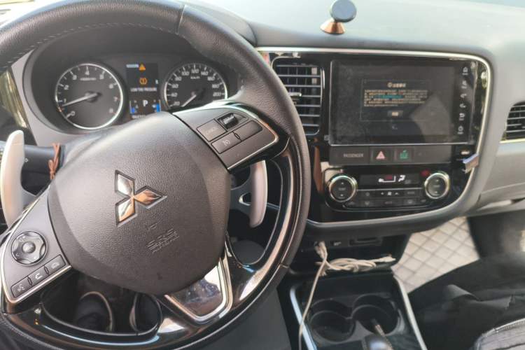 Used Mitsubishi Outlander 2021 2.4L 4x4 Comfort Edition 5 Seats Center Console