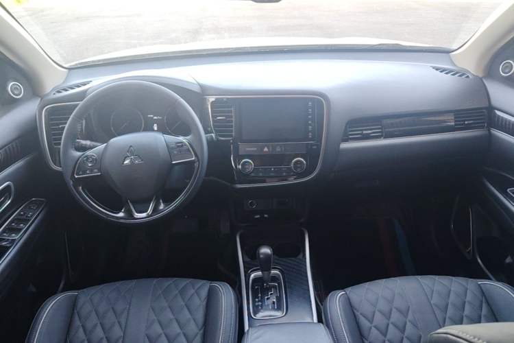 Used Mitsubishi Outlander 2021 2.0L Two-Wheel Drive Comfort Edition 5 Seats Center Console