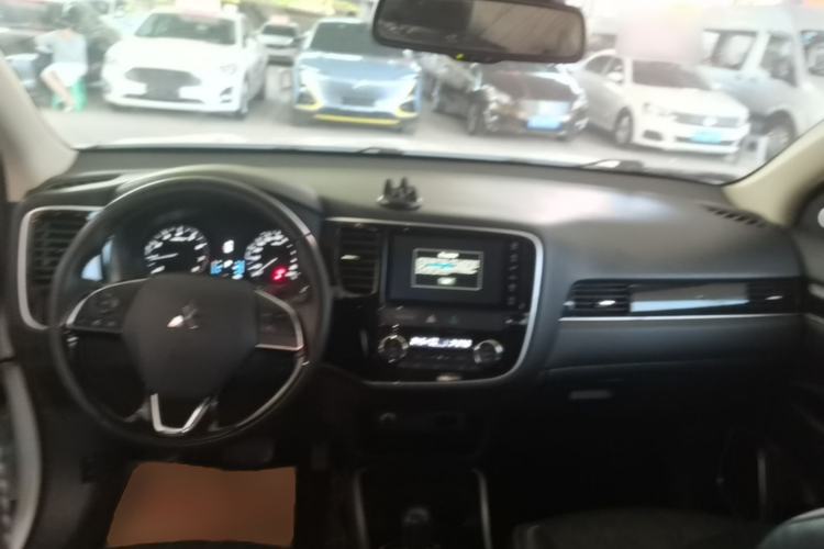 Used Mitsubishi Outlander 2021 Revised Version 2.0L Two-Wheel Drive Enjoyment Edition 5 Seats Center Console