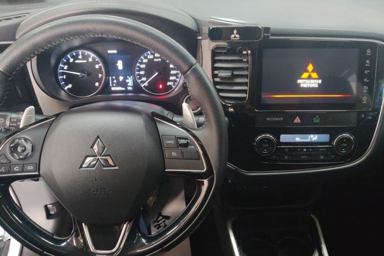 Used Mitsubishi Outlander 2021 2.4L 4x4 Zhi Xiang Edition 7 Seats Center Console
