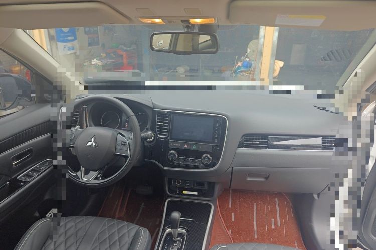 Used Mitsubishi Outlander  Center Console