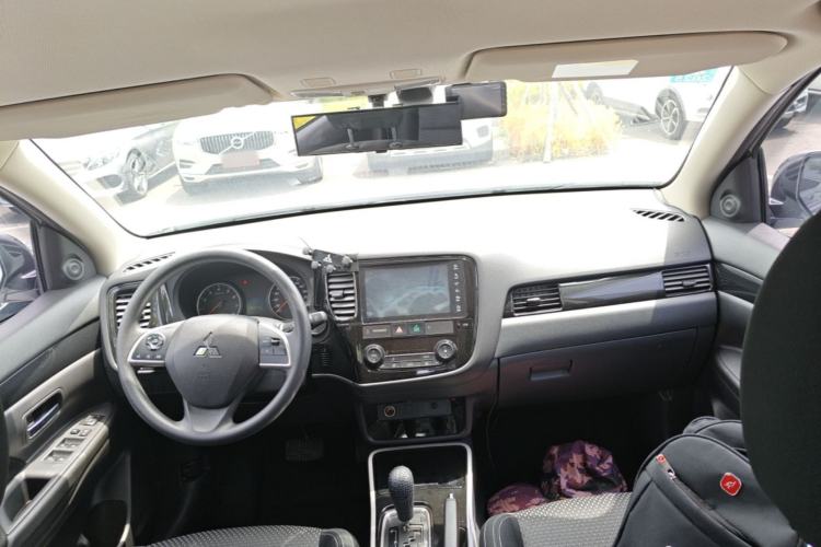 Used Mitsubishi Outlander 2021 Revised Version 2.0L Two-Wheel Drive Comfort Edition 5 Seats Center Console