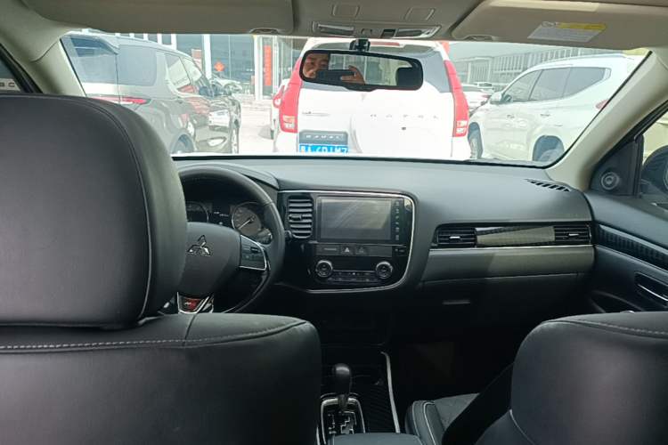 Used Mitsubishi Outlander 2021 2.0L Two-Wheel Drive Comfort Edition 5 Seats Center Console