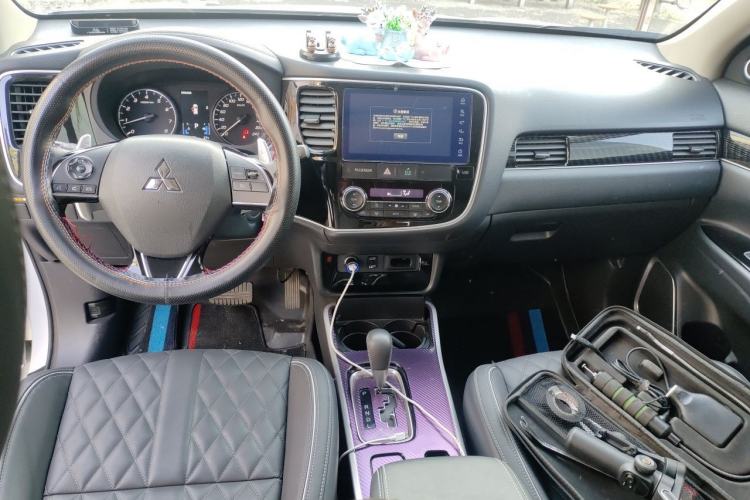 Used Mitsubishi Outlander 2021 2.4L 4x4 Comfort Edition 5 Seats Center Console