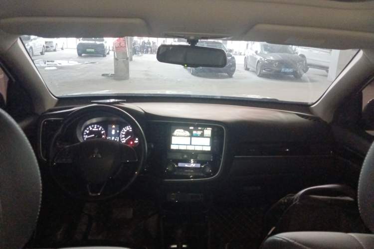 Used Mitsubishi Outlander 2021 2.0L Two-Wheel Drive Comfort Edition 5 Seats Center Console