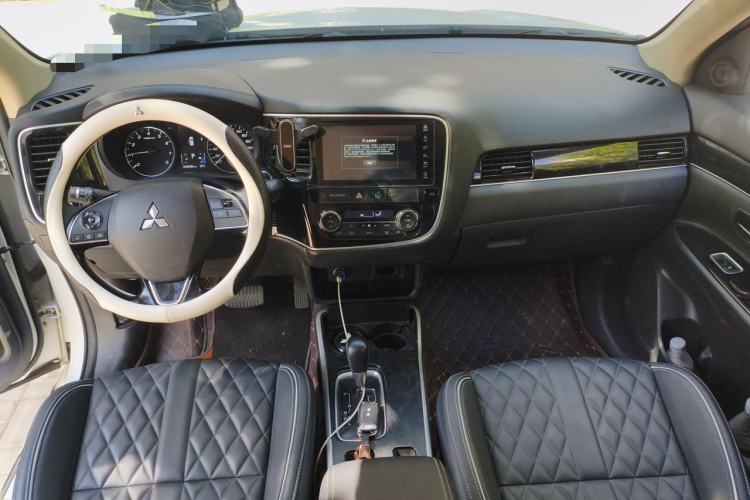 Used Mitsubishi Outlander 2021 Revised Version 2.0L Two-Wheel Drive Enjoyment Edition 5 Seats Center Console