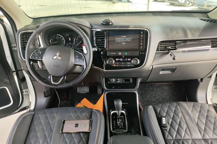 Used Mitsubishi Outlander 2021 2.4L 4x4 DynaDrive Edition 5 Seats Center Console