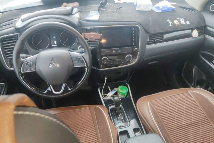 Used Mitsubishi Outlander 2021 2.0L Two-Wheel Drive Comfort Edition 7 Seats Center Console