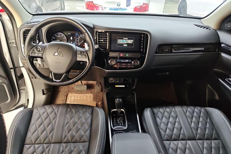 Used Mitsubishi Outlander 2021 2.4L 4x4 DynaDrive Edition 5 Seats Center Console