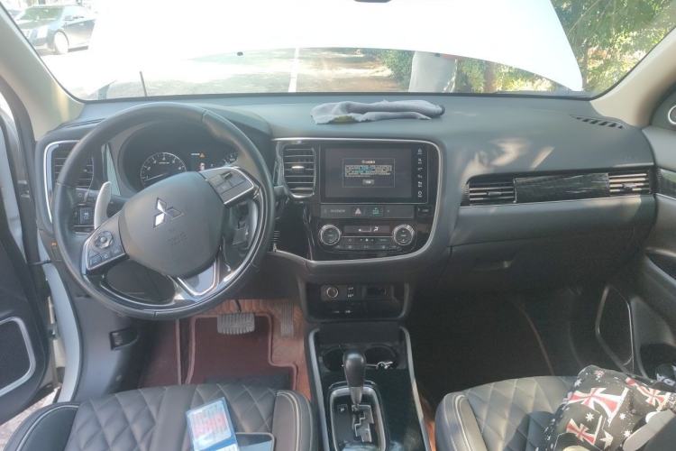 Used Mitsubishi Outlander 2021 2.4L 4x4 DynaDrive Edition 5 Seats Center Console