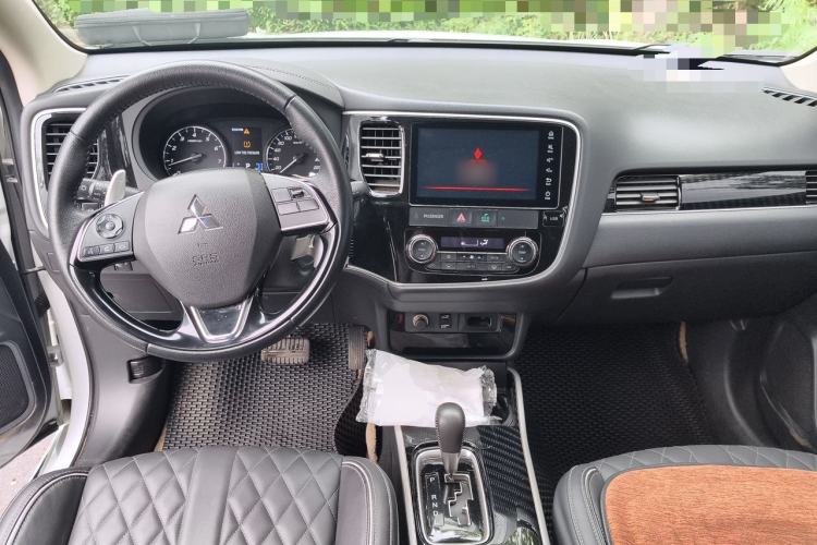 Used Mitsubishi Outlander 2021 2.4L 4x4 Comfort Edition 5 Seats Center Console