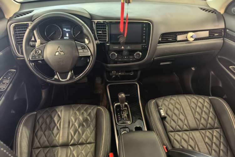 Used Mitsubishi Outlander 2021 2.4L 4x4 Zhi Xiang Edition 7 Seats Center Console