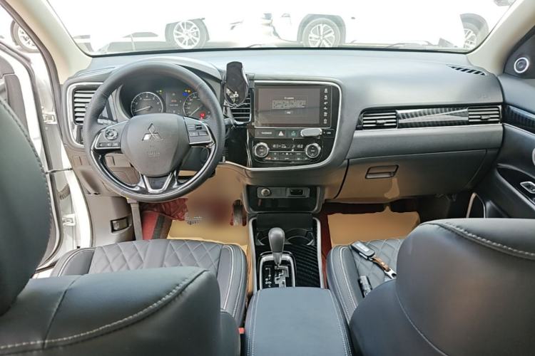Used Mitsubishi Outlander 2021 2.0L Two-Wheel Drive Comfort Edition 5 Seats Center Console