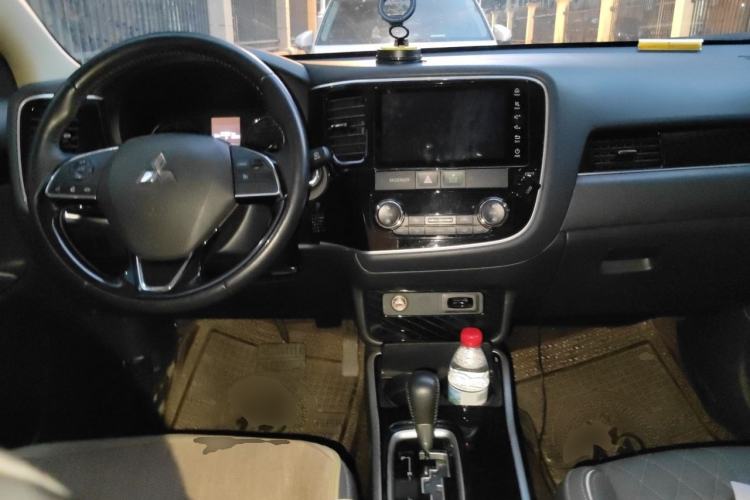 Used Mitsubishi Outlander 2021 Revised Version 2.0L Two-Wheel Drive Enjoyment Edition 5 Seats Center Console