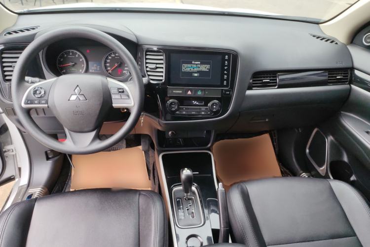 Used Mitsubishi Outlander 2021 Revised Version 2.0L Two-Wheel Drive Comfort Edition 5 Seats Center Console