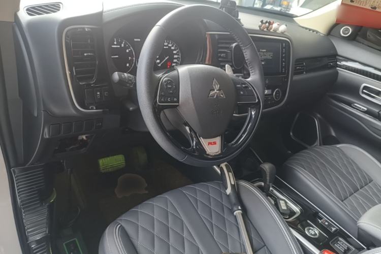 Used Mitsubishi Outlander 2021 2.4L 4x4 Zhi Xiang Edition 7 Seats Center Console