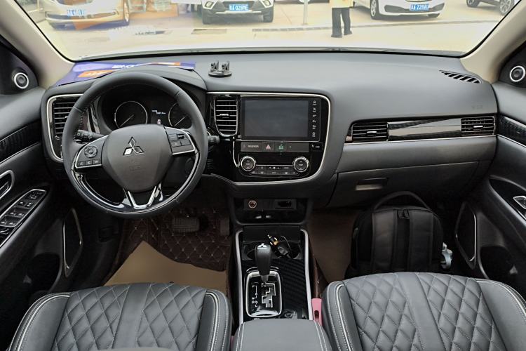 Used Mitsubishi Outlander 2021 Revised Version 2.0L Two-Wheel Drive Comfort Edition 7 Seats Center Console