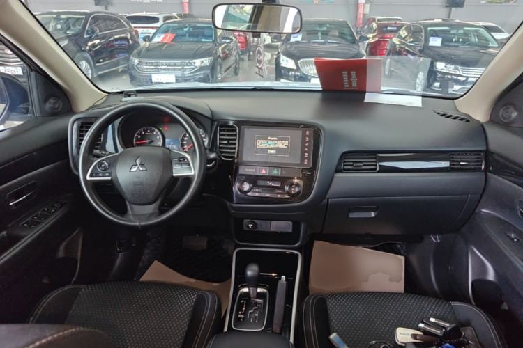 Used Mitsubishi Outlander 2021 2.0L Two-Wheel Drive Comfort Edition 5 Seats Center Console