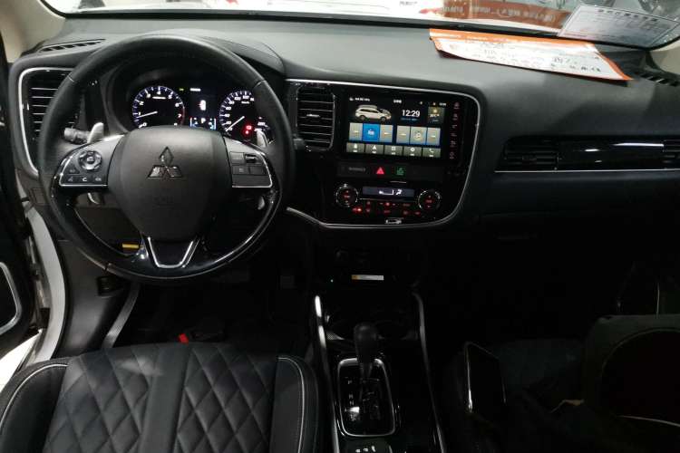 Used Mitsubishi Outlander 2021 2.4L 4x4 Zhi Xiang Edition 7 Seats Center Console