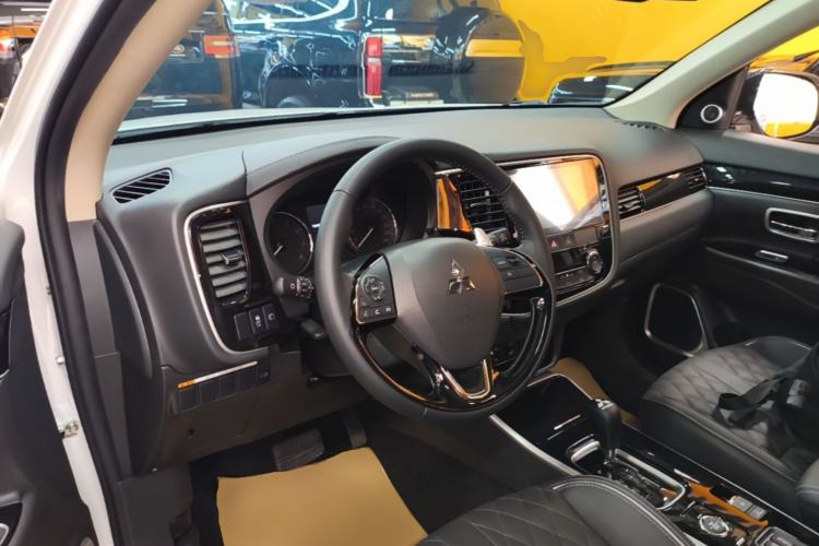 Used Mitsubishi Outlander 2021 2.4L 4x4 Zhi Xiang Edition 7 Seats Center Console
