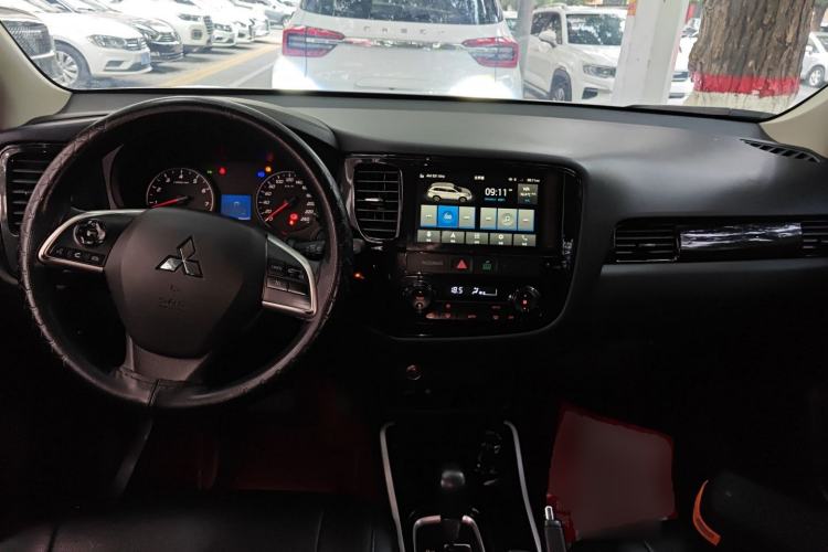 Used Mitsubishi Outlander 2021 Revised Version 2.0L Two-Wheel Drive Comfort Edition 5 Seats Center Console