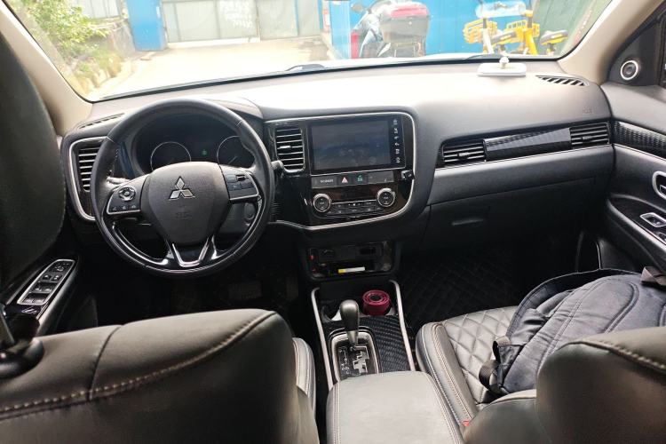 Used Mitsubishi Outlander 2021 2.0L Two-Wheel Drive Comfort Edition 7 Seats Center Console