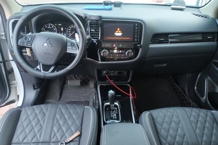 Used Mitsubishi Outlander 2021 2.4L 4x4 Zhi Xiang Edition 7 Seats Center Console