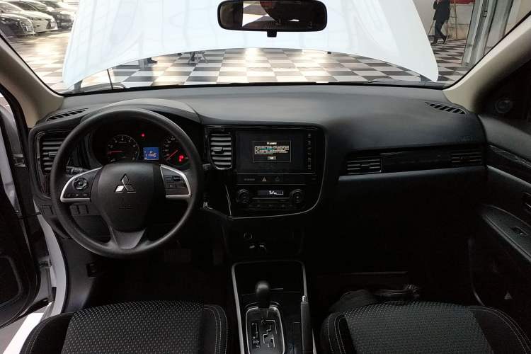 Used Mitsubishi Outlander 2021 Revised Version 2.0L Two-Wheel Drive Comfort Edition 5 Seats Center Console