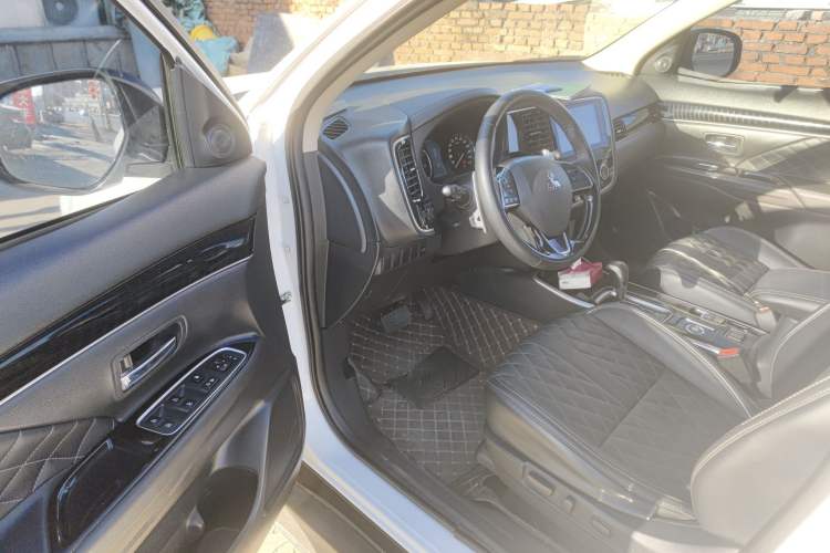Used Mitsubishi Outlander 2021 2.4L 4x4 DynaDrive Edition 5 Seats Driver Seat
