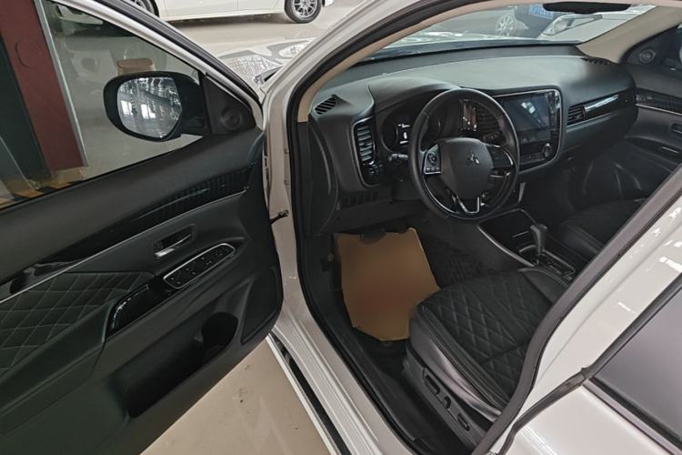 Used Mitsubishi Outlander 2021 2.0L Two-Wheel Drive Comfort Edition 5 Seats Driver Seat