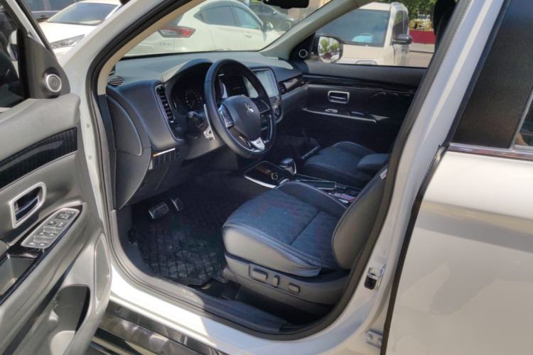 Used Mitsubishi Outlander 2021 2.4L 4x4 DynaDrive Edition 5 Seats Driver Seat