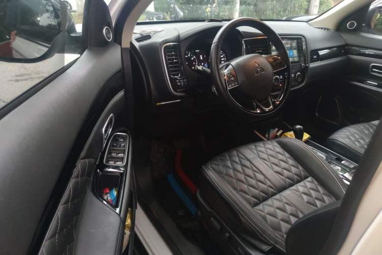 Used Mitsubishi Outlander 2021 2.4L 4x4 DynaDrive Edition 5 Seats Driver Seat