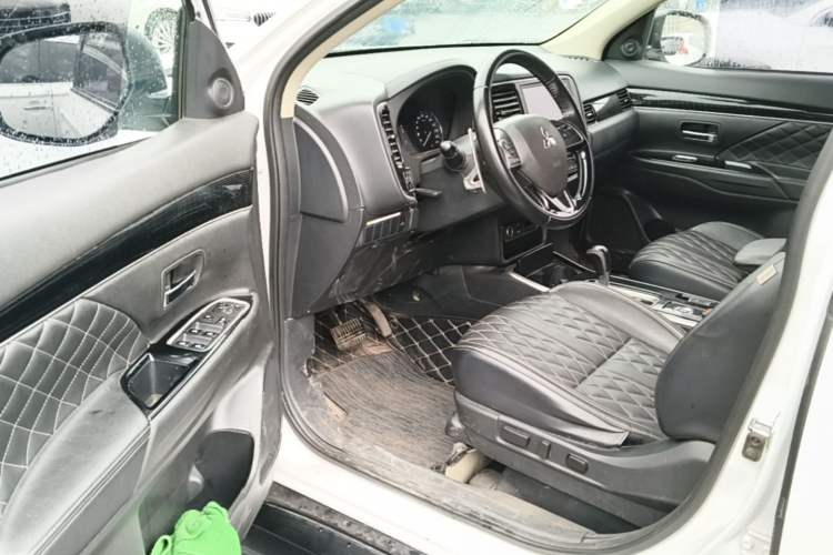 Used Mitsubishi Outlander 2021 2.4L 4x4 DynaDrive Edition 5 Seats Driver Seat