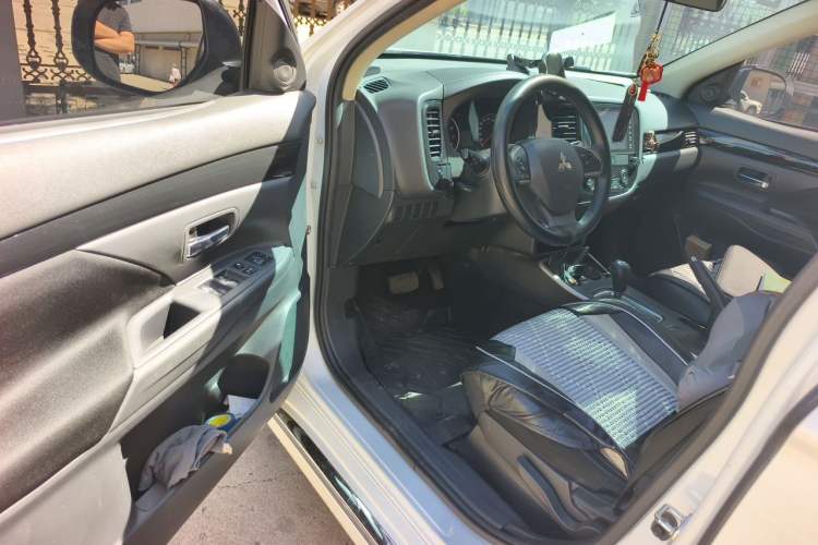 Used Mitsubishi Outlander 2021 2.0L Two-Wheel Drive Comfort Edition 5 Seats Driver Seat