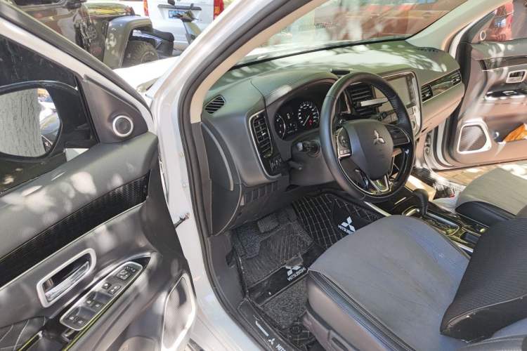 Used Mitsubishi Outlander 2021 2.0L Two-Wheel Drive Comfort Edition 5 Seats Driver Seat