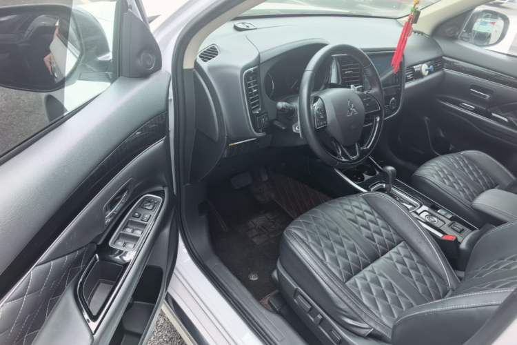 Used Mitsubishi Outlander 2021 2.4L 4x4 Zhi Xiang Edition 7 Seats Driver Seat