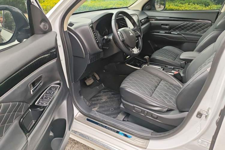 Used Mitsubishi Outlander 2021 2.0L Two-Wheel Drive Comfort Edition 5 Seats Driver Seat