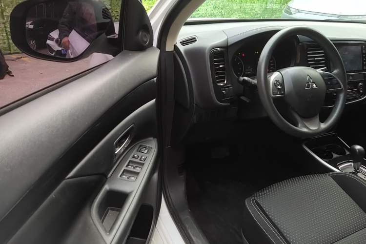 Used Mitsubishi Outlander 2021 2.0L Two-Wheel Drive Comfort Edition 5 Seats Driver Seat