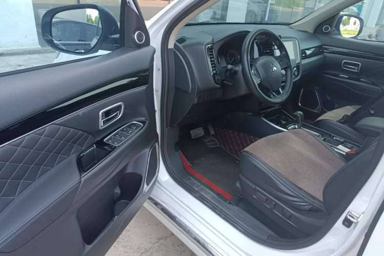 Used Mitsubishi Outlander 2021 2.0L Two-Wheel Drive Comfort Edition 7 Seats Driver Seat